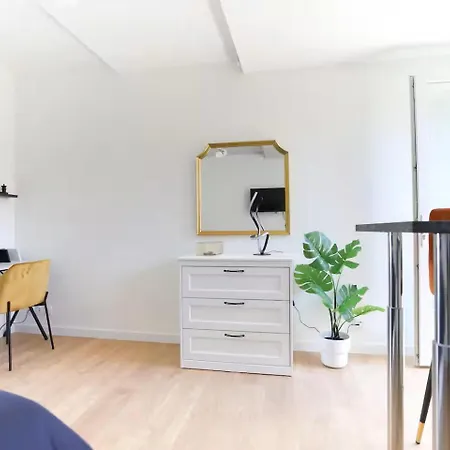 Calme Avec Exterieur Et Entree Autonome דירה *